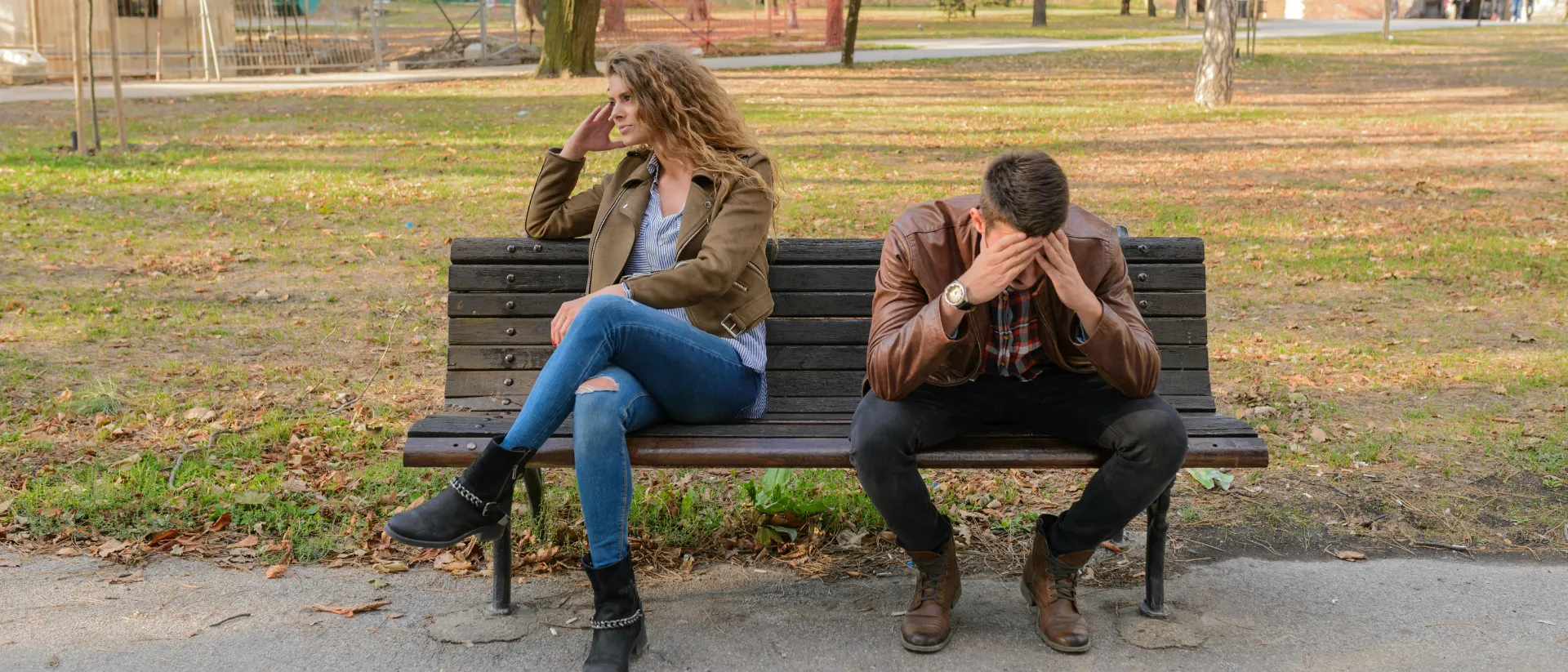 Pareja en silencio mirando a lados opuestos: los celos en la pareja swinger