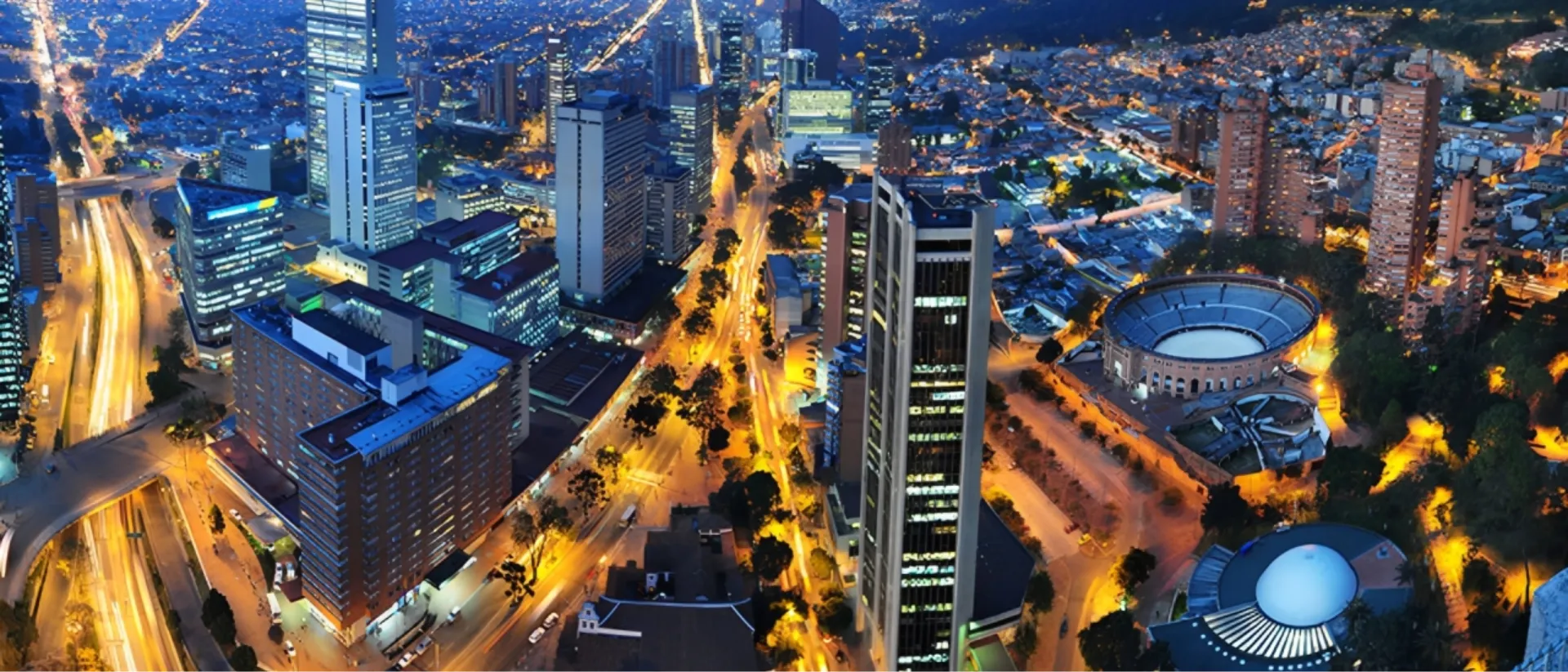 Panorámica nocturna de Bogotá iluminada: la ciudad con más clubes swinger de Colombia