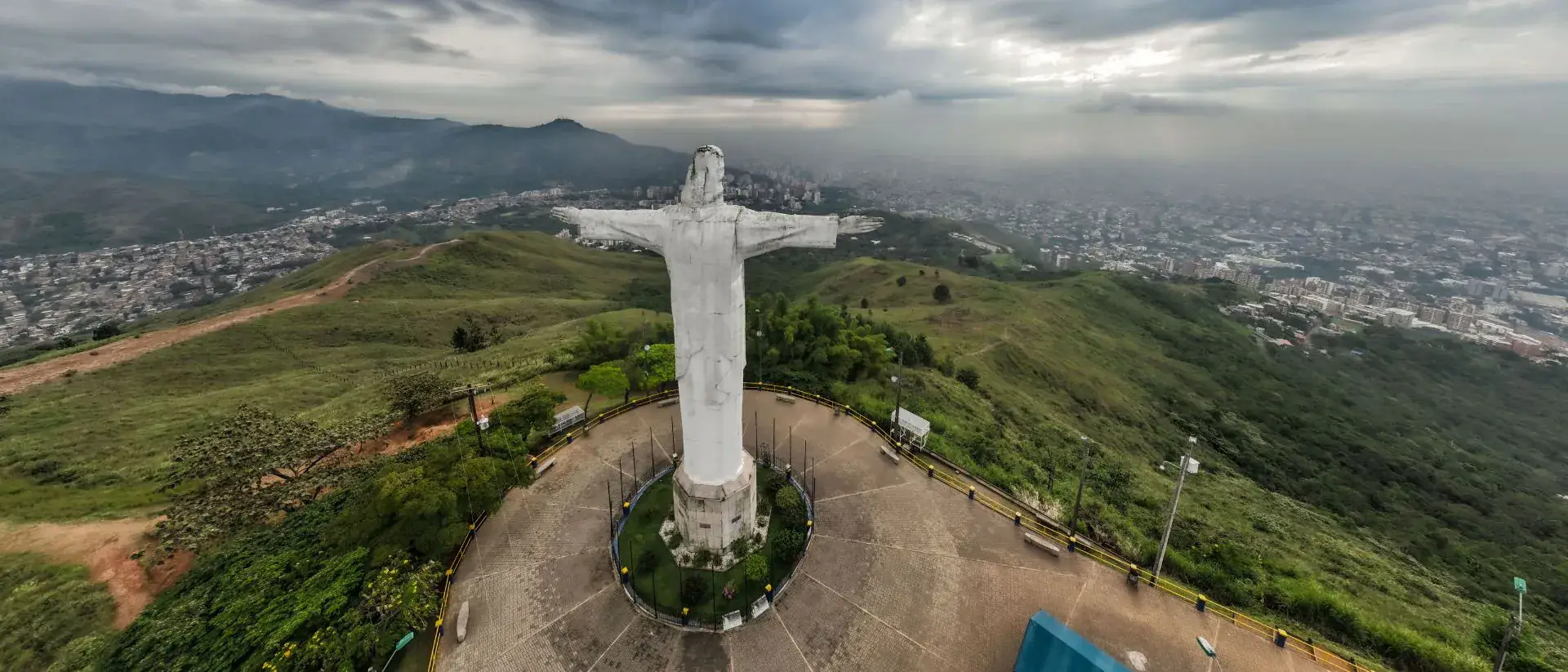 Panorámica de Cali desde el mirador de Cristo Rey, con la ciudad extendida en el valle bajo un cielo nublado
