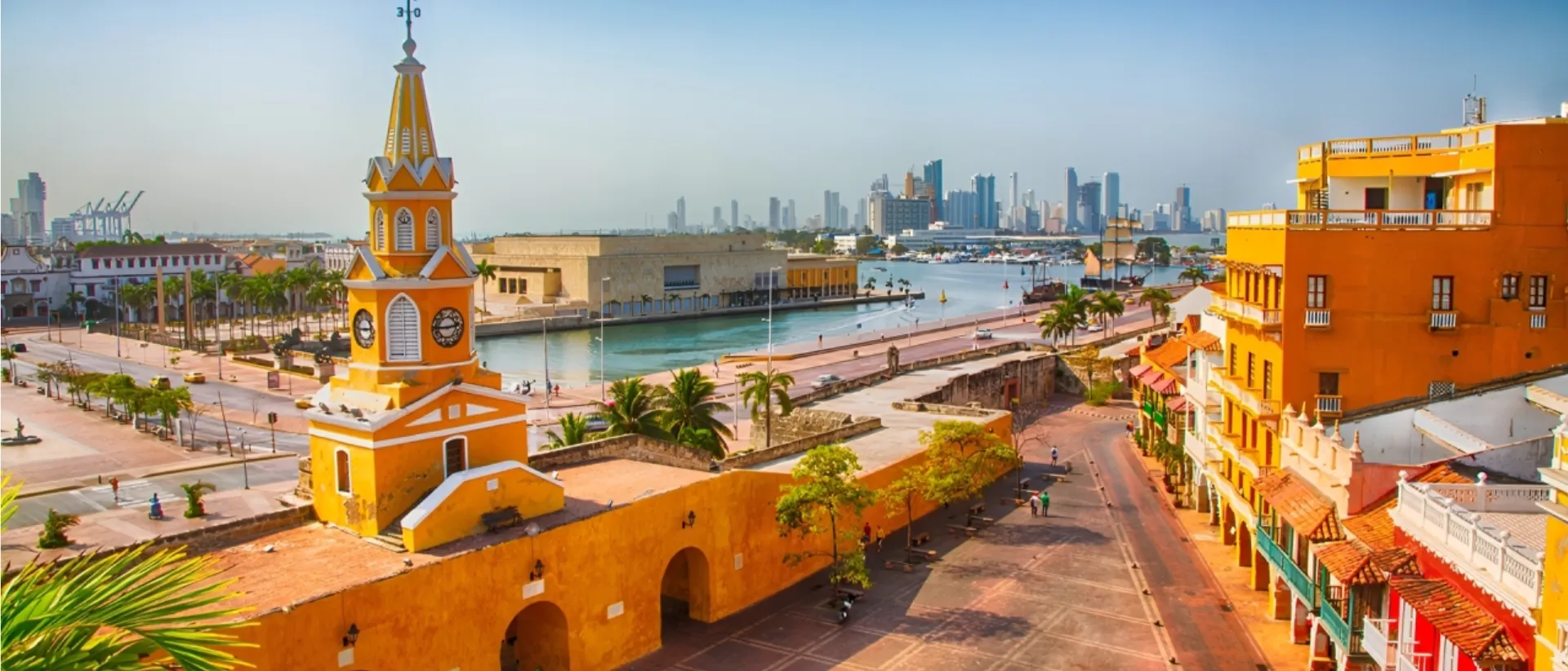 Panorámica de la Torre del Reloj y la ciudad amurallada de Cartagena, escenario de la escena swinger