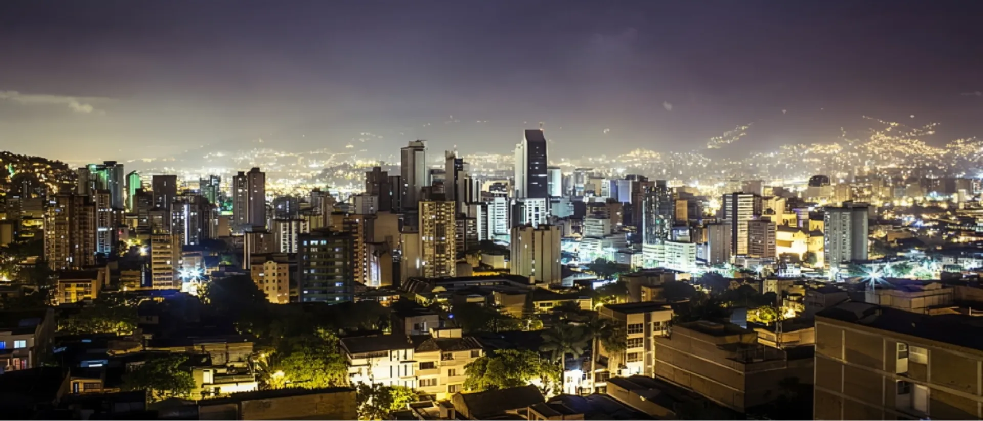 Panorámica nocturna de Medellín iluminada: la segunda escena swinger de Colombia
