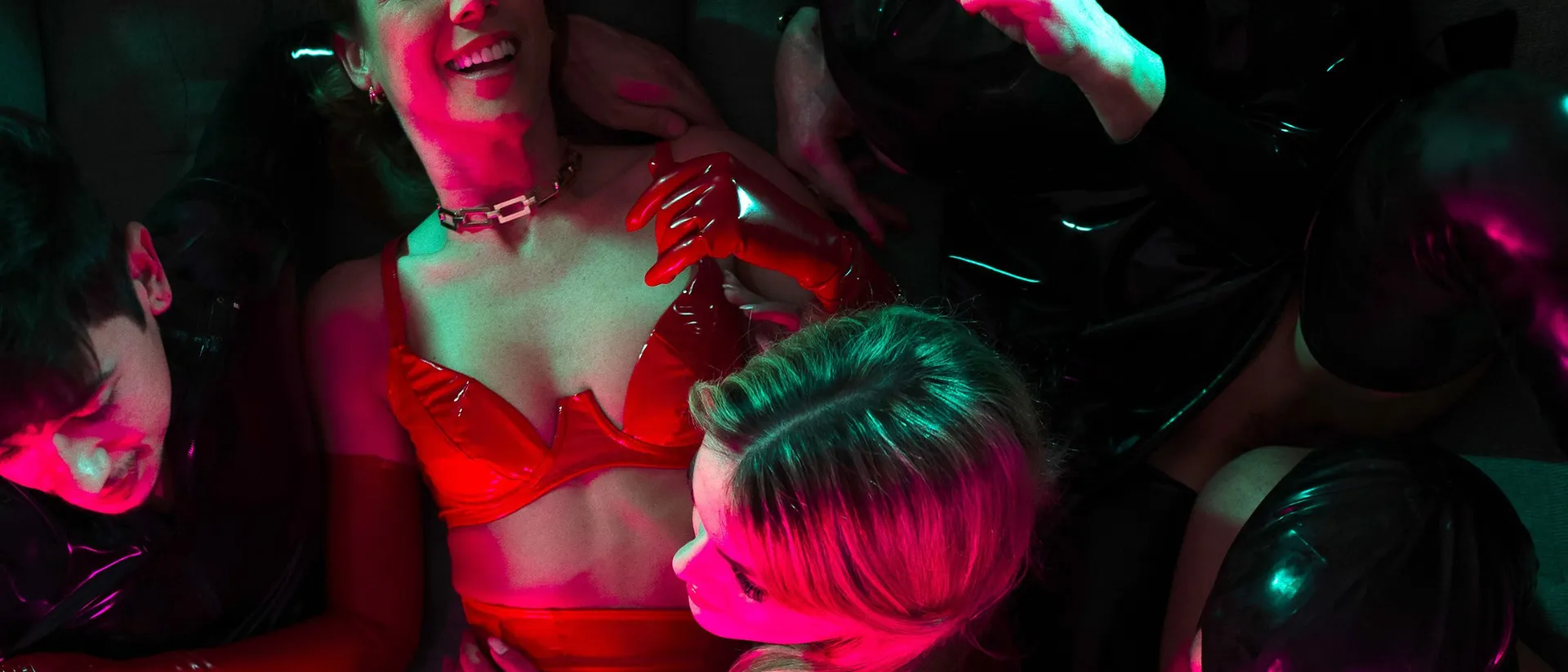 Parejas del estilo de vida swinger conociéndose a través de apps y plataformas