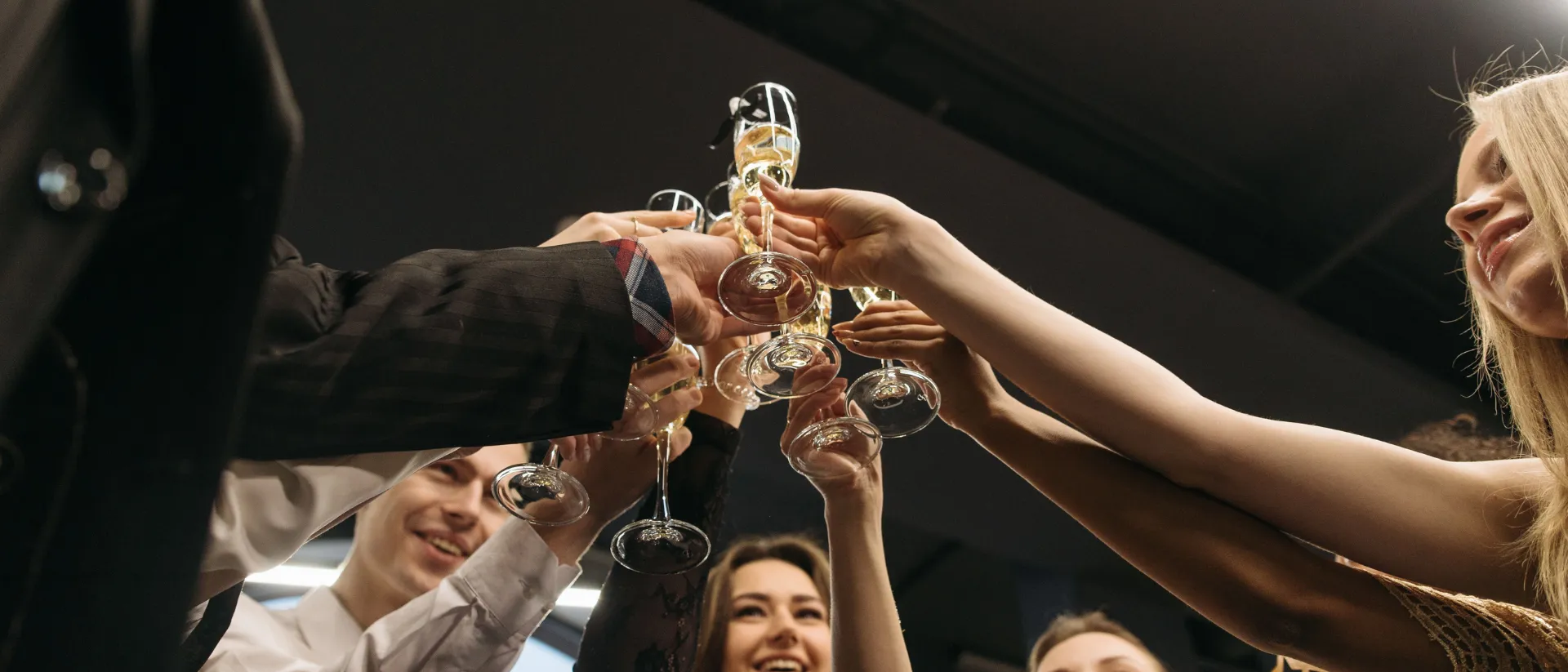 Brindis con copas de champaña entre parejas en El Punto, bar swinger en Bogotá