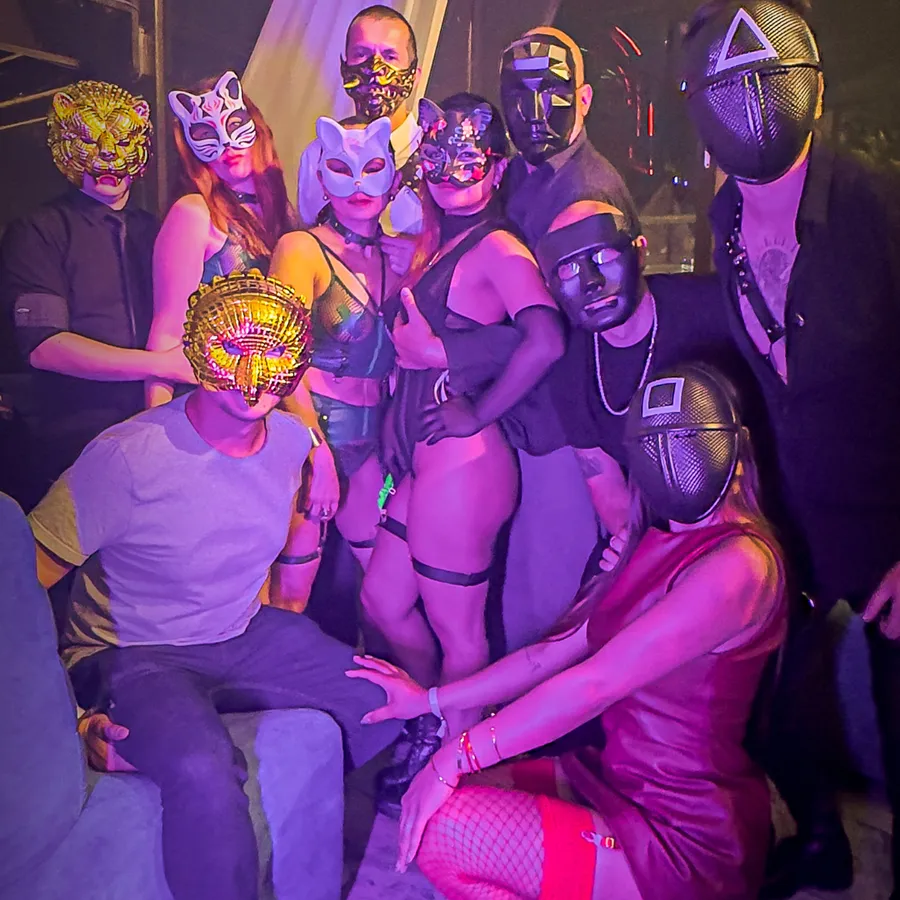 Invitados con máscaras en una fiesta swinger real en Bogotá