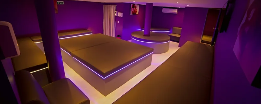Play room de Insolitam Spa en Bogotá: colchonetas amplias con iluminación LED perimetral y zona de descanso