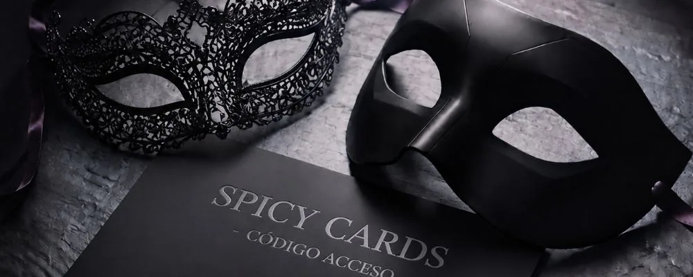 La baraja de Spicy Cards sobre una mesa, lista para jugar: el juego de cartas que ya está circulando