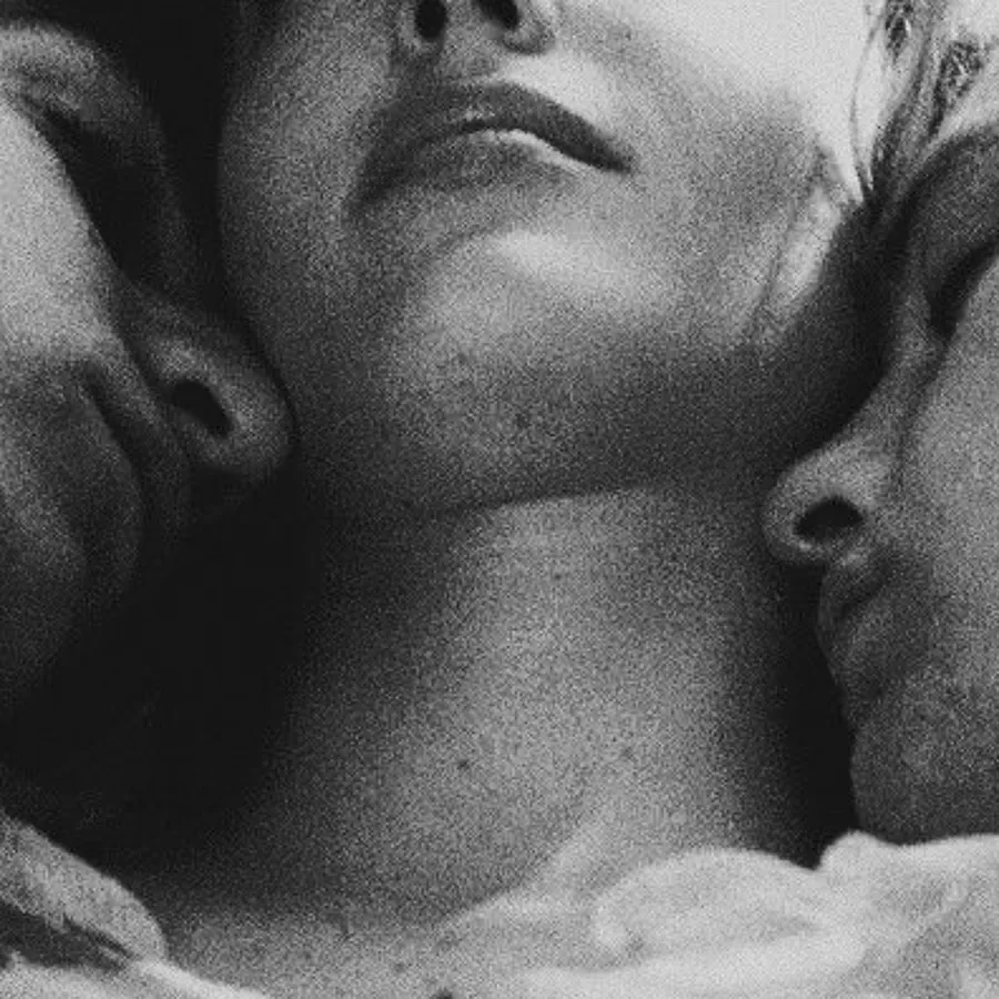 Primer plano cinematográfico de tres rostros: el cine swinger para parejas