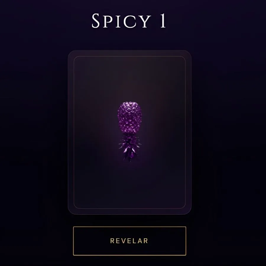 Pantalla de la versión digital de Spicy Cards: una carta con la piña morada de la marca y el botón «Revelar» debajo